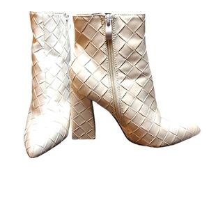 She & In size 39 (8) block heels faux Leather woven look white